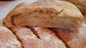 Рулет из творожного теста с яблоками.