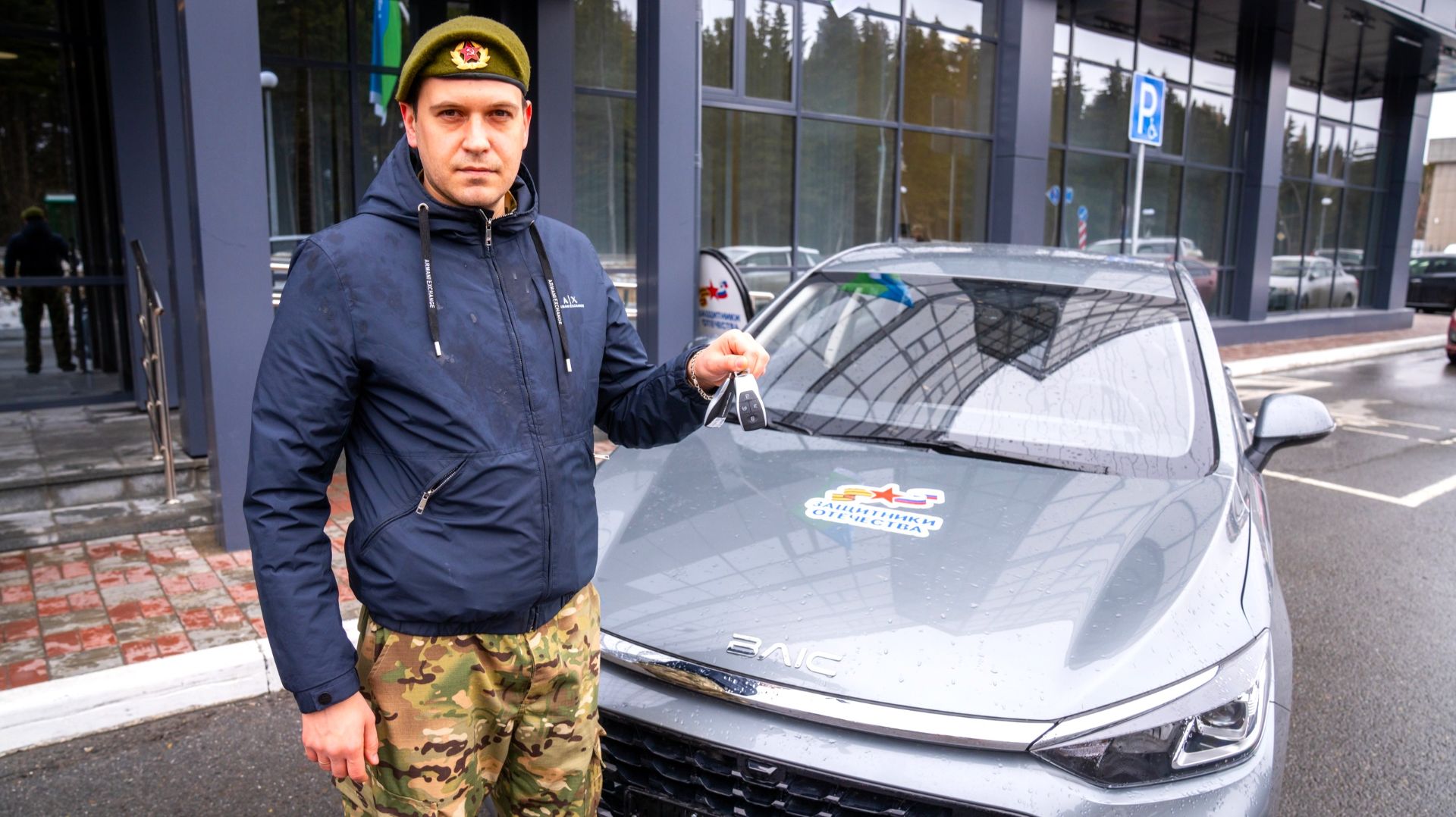 Автомобили на ручном управлении подарили ветеранам СВО в Югре