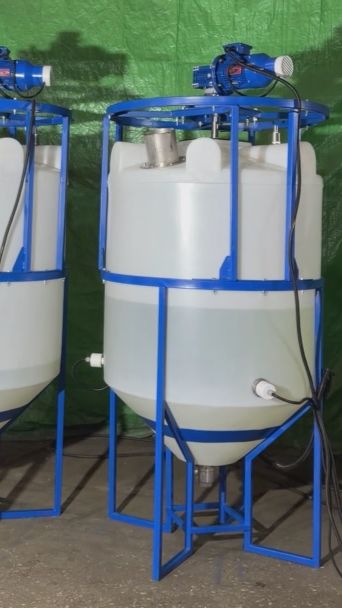 ЁМКОСТЬ С МЕШАЛКОЙ И КОНИЧЕСКИМ ДНОМ 15 кВт QMM shorts