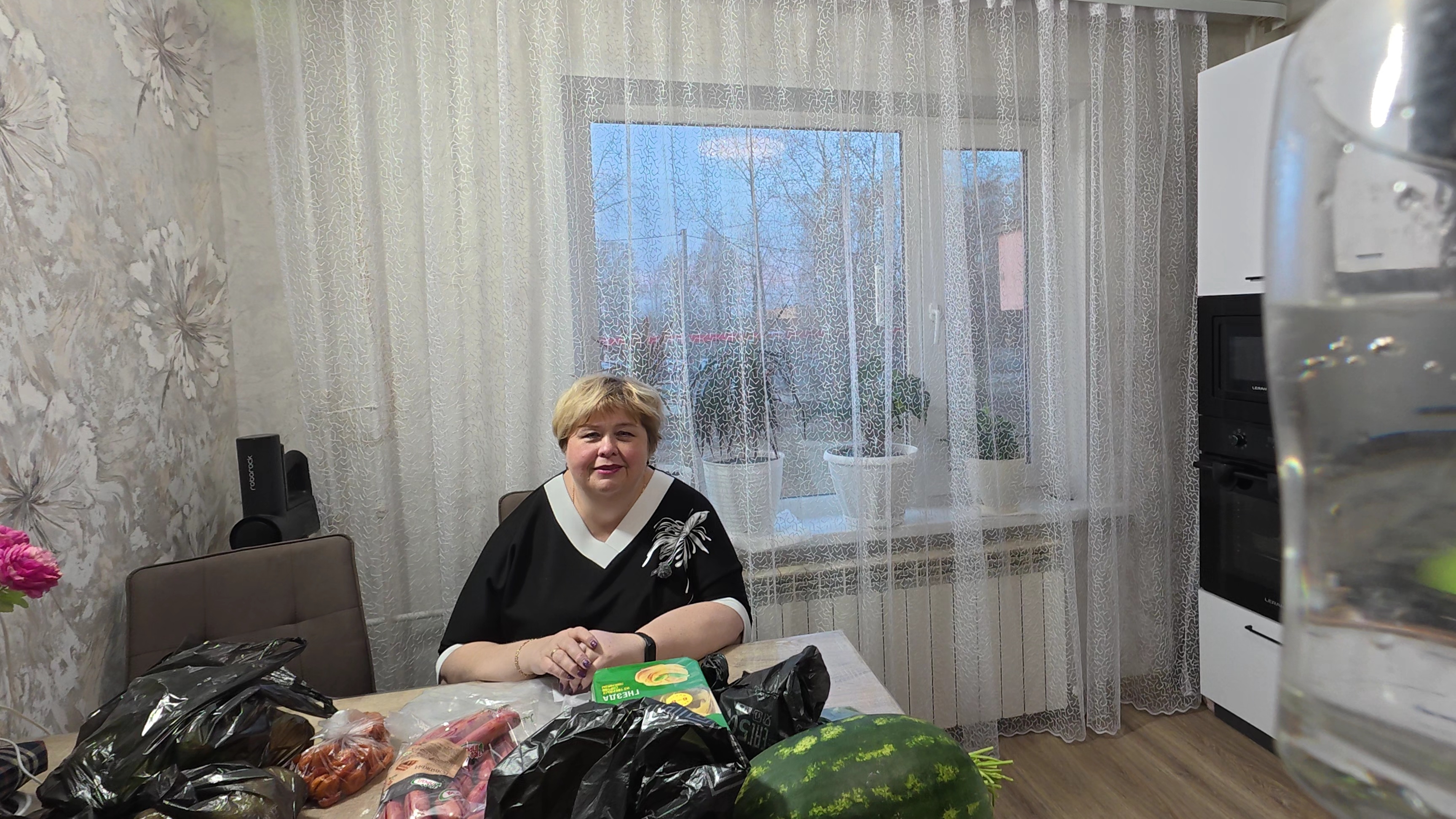 Поехали на базу  и на птичий рынок. На лечении чуть не уснула. Наши покупки.