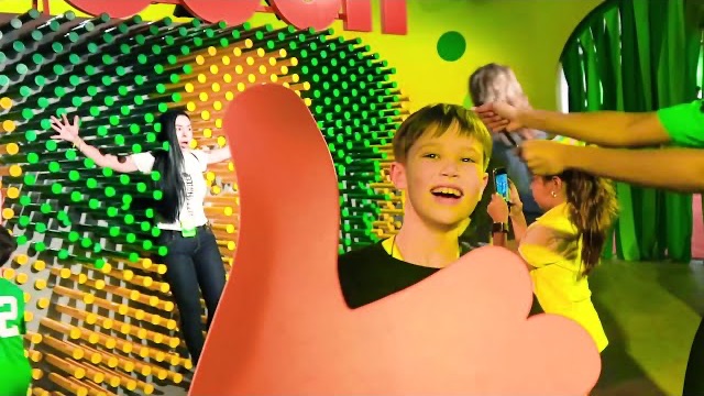 Макс и Катя играют со слаймом