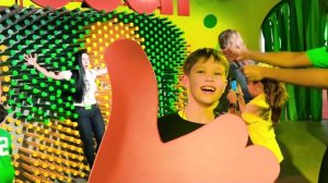 Макс и Катя играют со слаймом