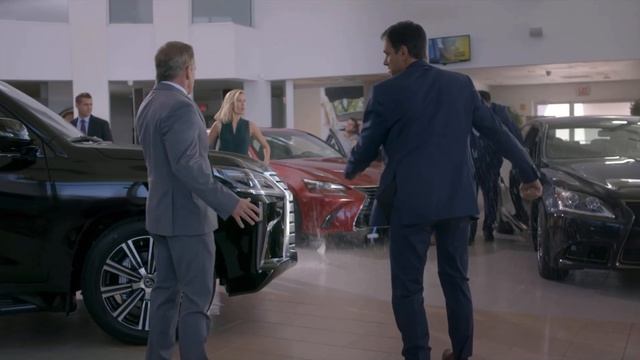 Момент из сериала Кобра Кай мужчина в костюме поворачивается прыгает сбивает ногой напиток в прыжке