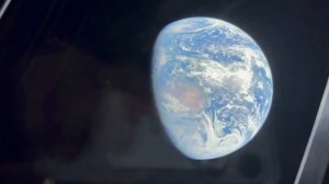 Вид на Землю из иллюминатора во время полета «Артемида-2»