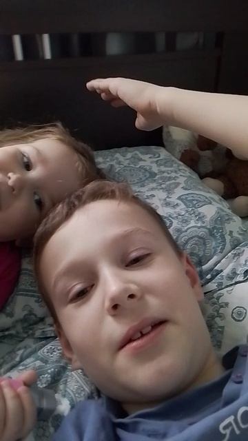 лежу со своей маленькой сестрой