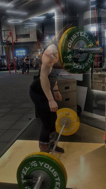 Взятие штанги на грудь в стойку