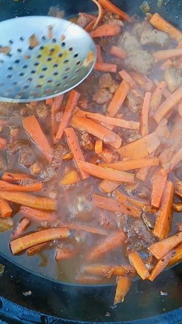 плов в казане в деревне