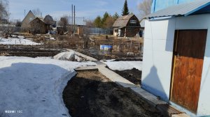 В нашем саду ещё лежит снег и даже часть сада затоплена