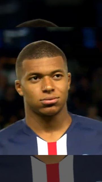 Взгляд мужчины футболиста Мбаппе делает удивленные глаза кусает губу  мем мемы приколы