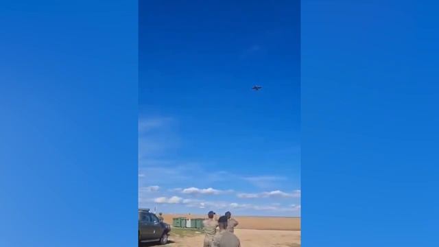 Военные НАТО уронили с высоты 300 м боевую машину