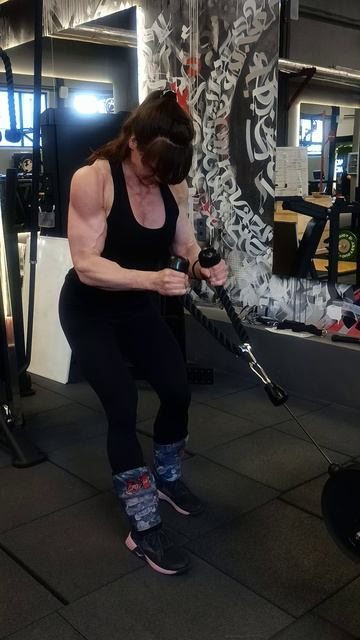 Бицепс с канатом в кроссовере