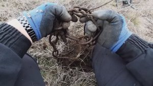 Осенний коп металлолома с металлоискателем