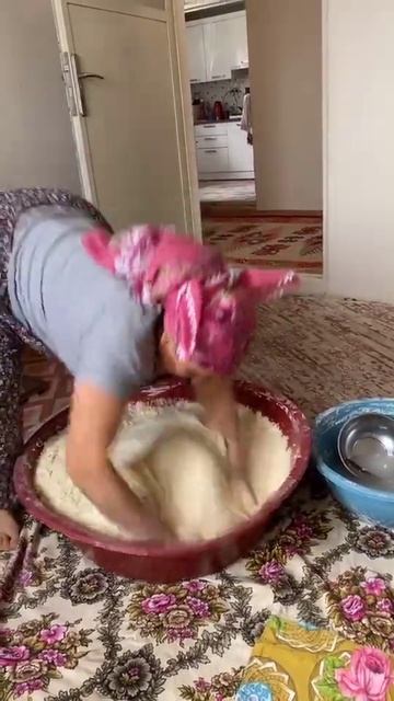 Женщина замешивает тесто в красном тазике  #мем #мемы #приколы #прикол