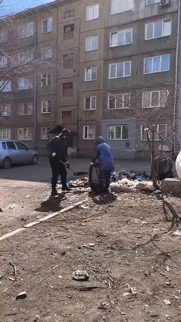 двор заваленный мусором