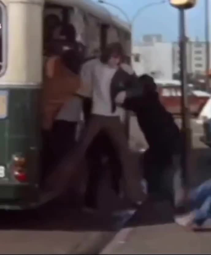 Каждое утро в Oбществeнном транспоpте