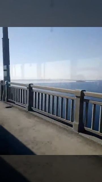 Тает лед Волга мост Саратов-Энгельс