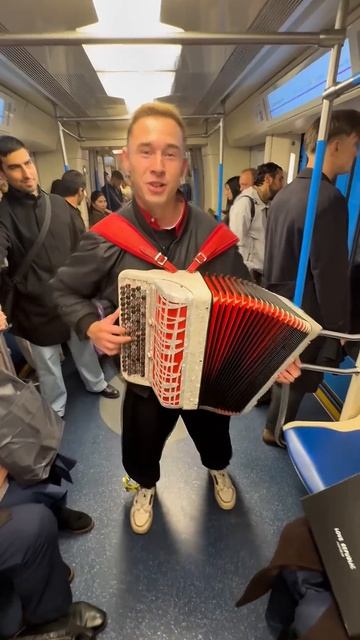 #баянистаюша исполнил Широка река Кадышевой в метро #баян #гармонист #песниотвсейдуши #малахов
