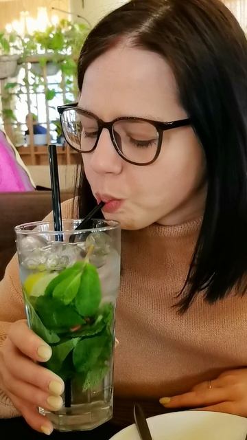 Ириша секси пьёт Мохито...