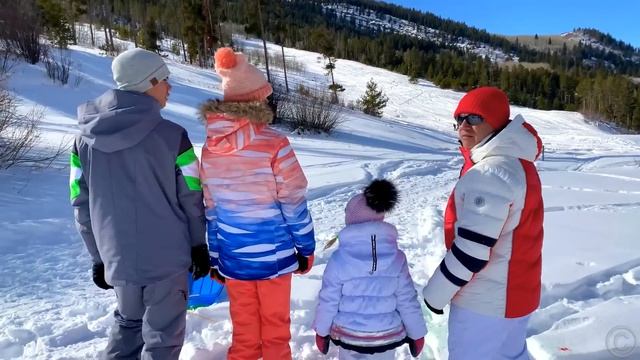 Настя и друзья играют со снегом и лепят снеговика