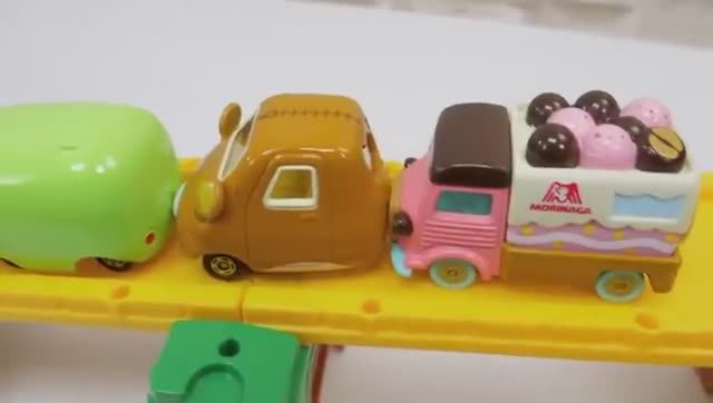 Мультики для детей. Мультики про машинки и животных. Разные машины и звери ныряют в воду.