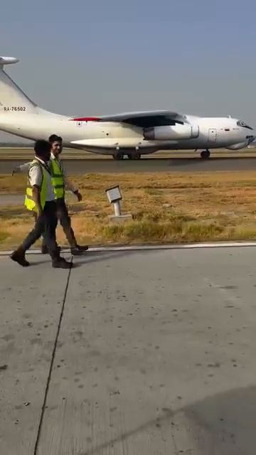 Приятная прогулка рядом с самолетом Ил-76ТД авиакомпании Авиакон Цитотранс