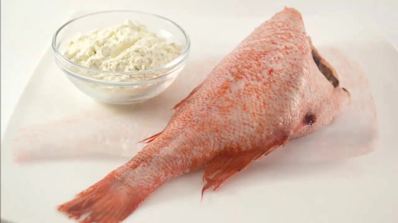 Вот как нужно готовить жареного морского окуня, на сковороде в муке. Такую жареную рыбу любят все!