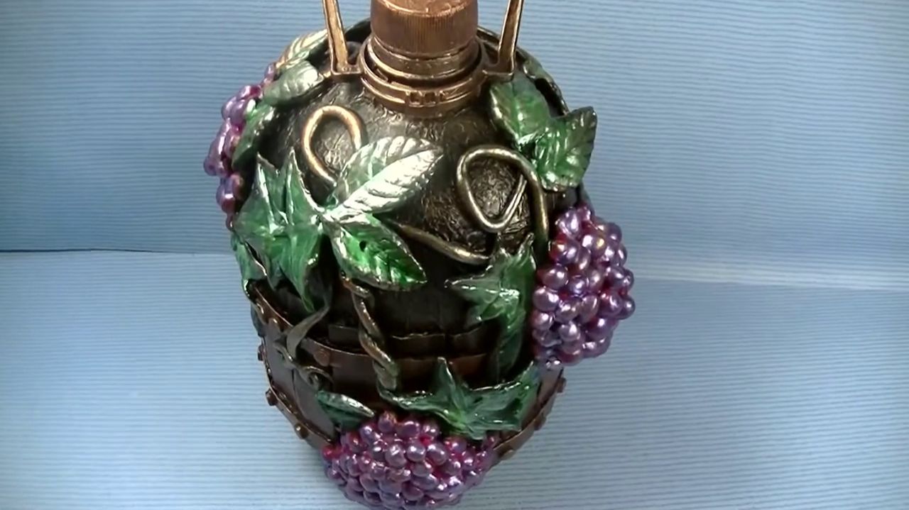 Декор пластиковой бутылки виноградной лозой .