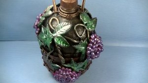 Декор пластиковой бутылки виноградной лозой .