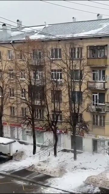 Сход снега с кровли.