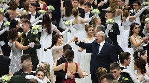 Лукашенко танцует вальс на балу во дворце