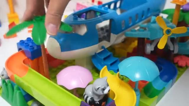 Залипательное видео с самолётом для детей. Играем,с горкой, шариками. #дети #видеодлядетей