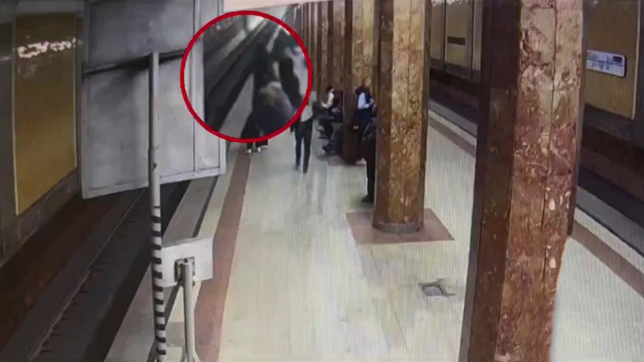 Момент, как поезд метро затормозил в миллиметре от упавшего на пути пассажира, попал на видео