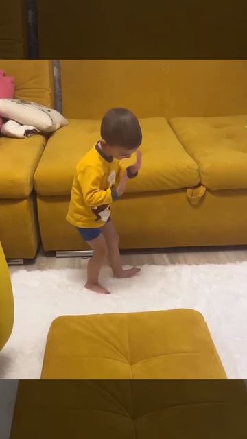 Маленький мальчик в желтой футболке танцует на фоне сзади желтый диван  #мем #мемы #приколы