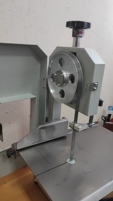 Работа пилы для мяса 170В