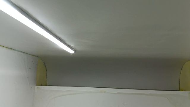 почти закончили обшивать стены внутри кемпера.