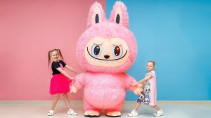 ВАНЯ И МАНЯ | Сестры хотят один и тот же ЛАБУБУ! Алекс учит Дашу и Стефи делиться