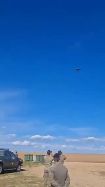 Во время военных учений в Испании с воздуха десантировалась бронетехника. Одна из единиц…🔽