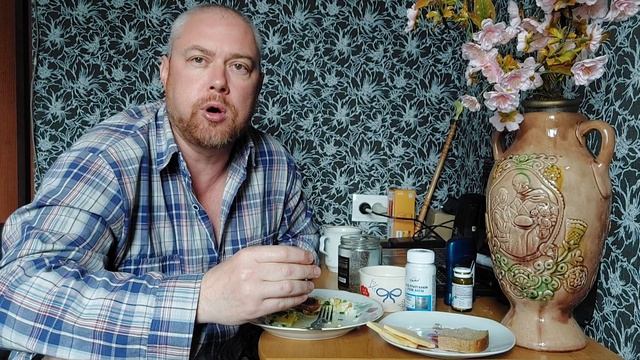 Где ты был когда грешил? Мукбанг. Яйца с сардельками. Чай с булочкой с маком.