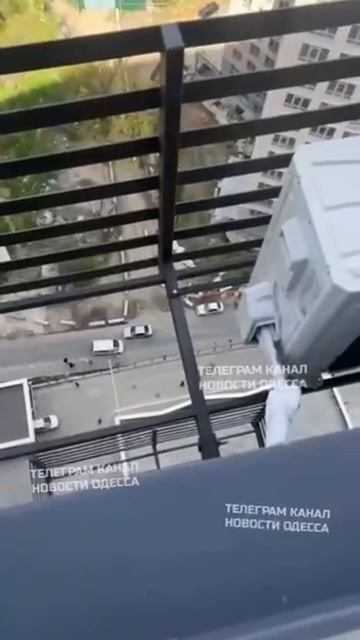 В Одессе ТЦК на бусе заехали на территорию ЖК в Аркадии, но их прогнали охранники.