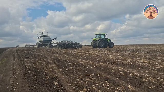 Сельскохозяйственный трактор Zoomlion PQ2754, 275 лс, работает с посевным комплексом