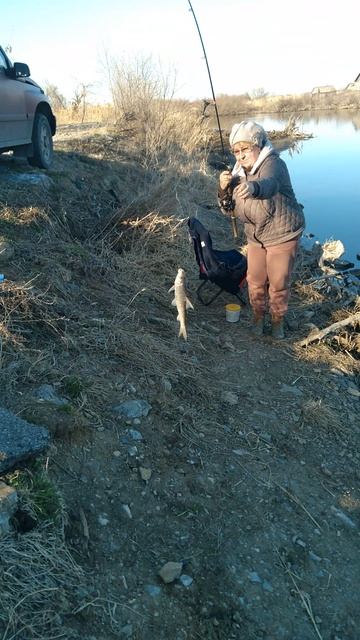 Рыбачка с уловом.