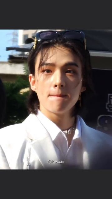 его реакция здесь всегда заставляет меня так широко улыбаться, он такой драгоценный