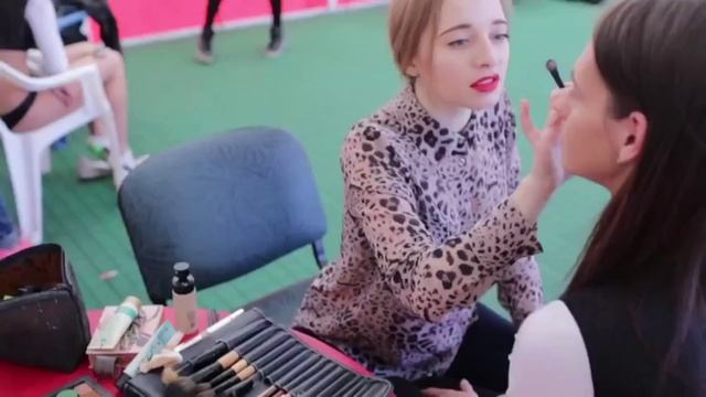 Красивые девушки позируют возле спортивных машин