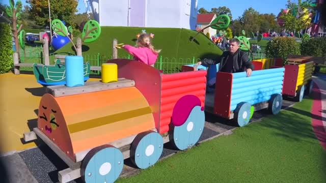 Настя и папа катаются с огромной горки в парке