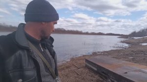 Не нужный . гнилой не годный самодельный лодка от кого то уплыл