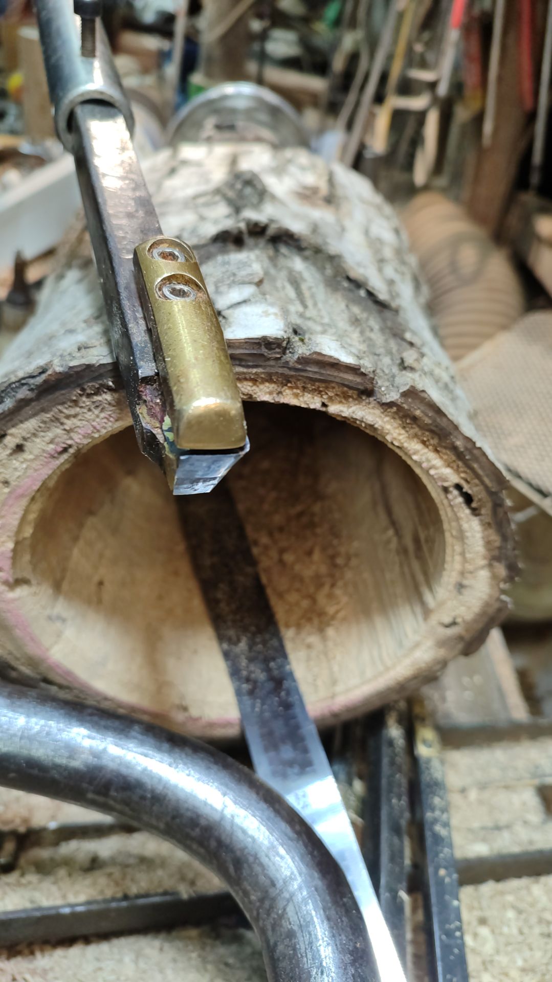 Токарный резец с некритичным расстоянием от подручника.