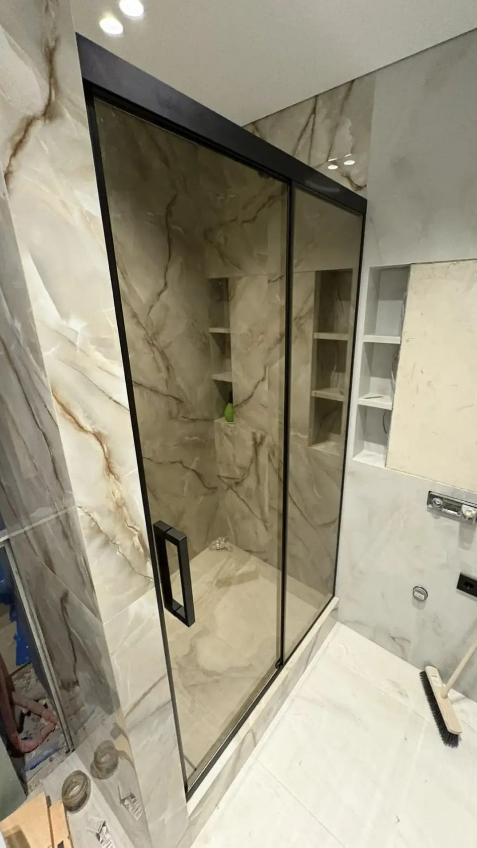    Раздвижная душевая перегородка из стекла бронза - Милония