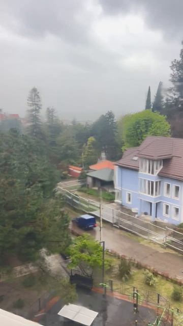 На улицу не выйти сегодня. Сильный дождь  ветер 