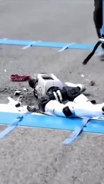 Робот развалился на соревнованиях по бегу