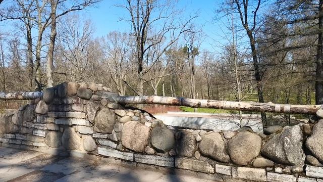 Руинный мост в парке Александрия.